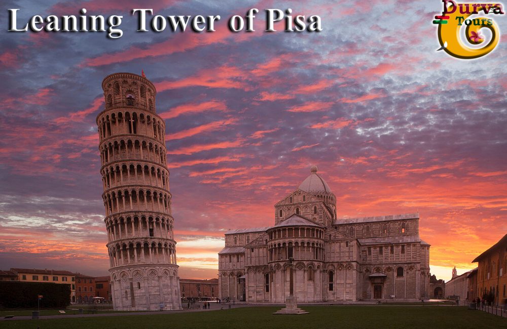 Schiefer Turm von Pisa und Piazza dei Miracoli bei Sonnenuntergang in der Toskana, Italien